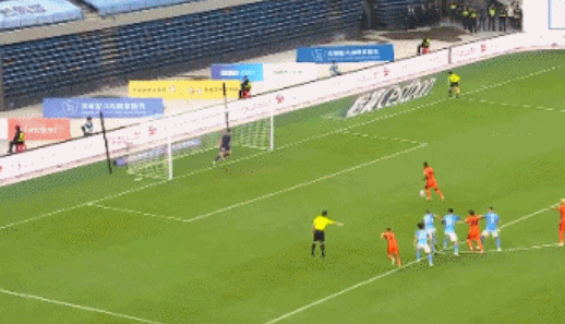 云南4-3十人新鹏城，奥斯卡、加西亚均双响，拜合拉木暴力染红